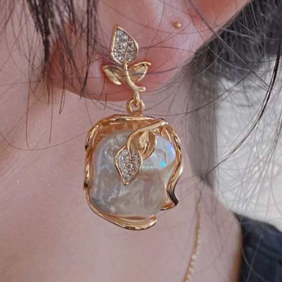 Handcrafted Artistic Natural Freshwater Baroque Pearl Set. - Picture 7 of 8